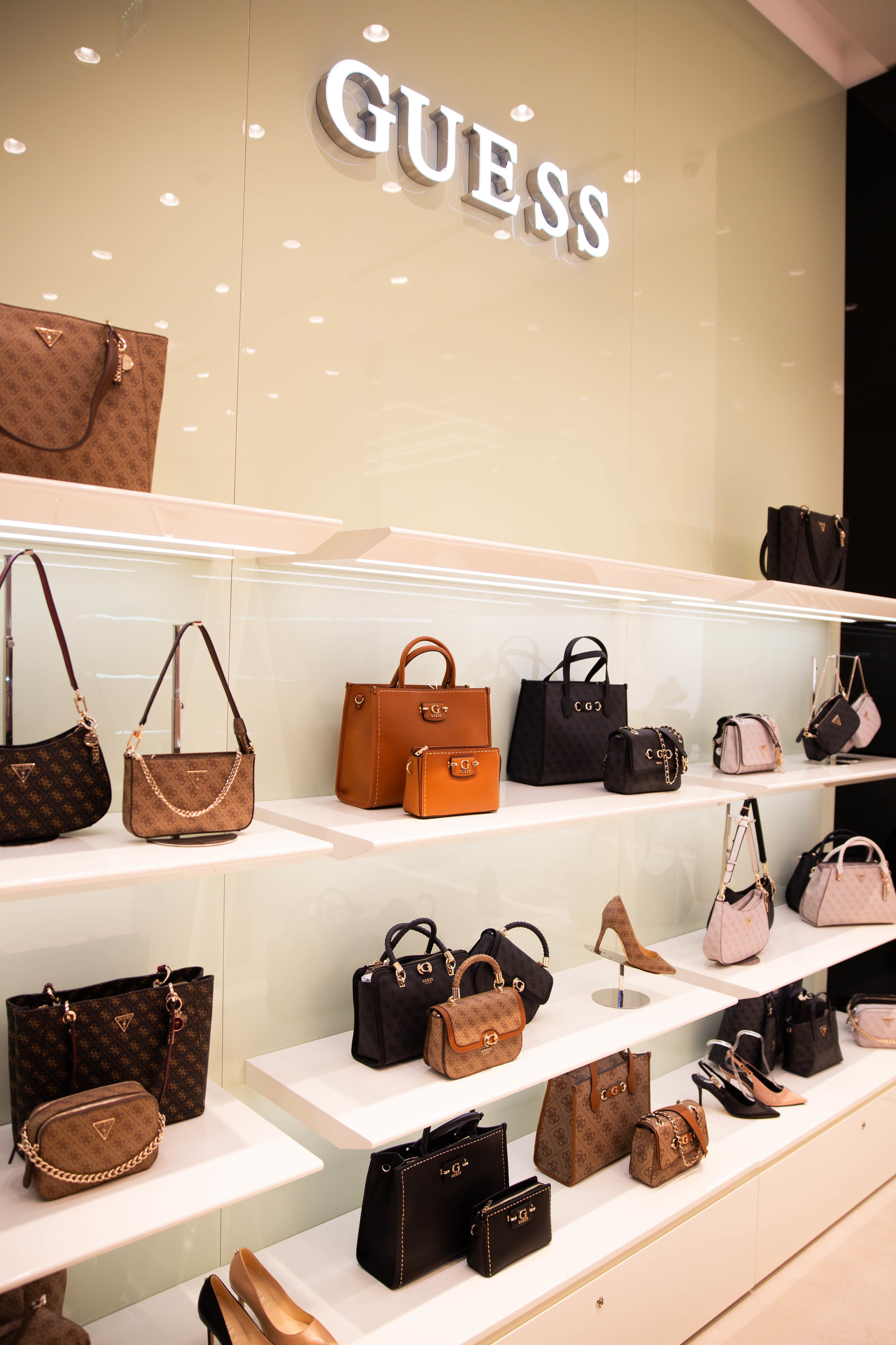 Guess tem nova loja de acessórios em Lisboa. De malas a relógios, eis 18 sugestões que adorámos