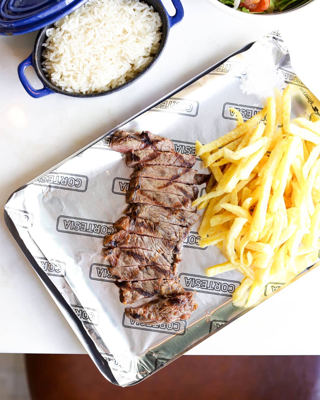 Cortesia. Carne incrível, batatas fritas caseiras e um cocktail que não vai querer parar de beber