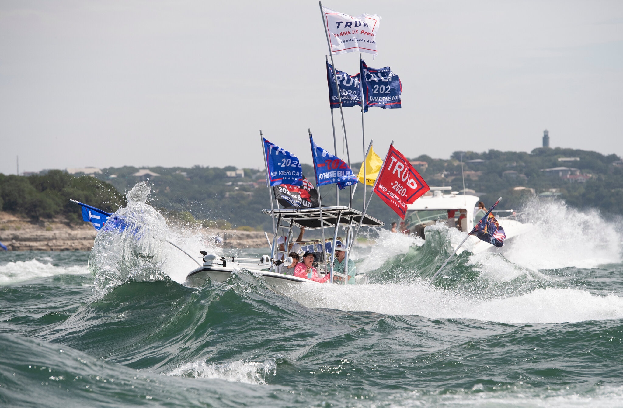 Barcos de campanha de Donald Trump afundam-se durante evento no Texas
