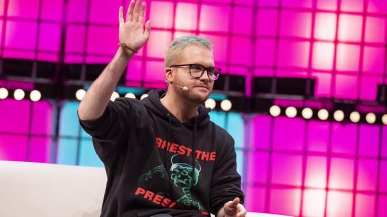 Christopher Wylie. “Se conseguimos legislar a energia nuclear, porque não conseguimos legislar a merda da internet?”