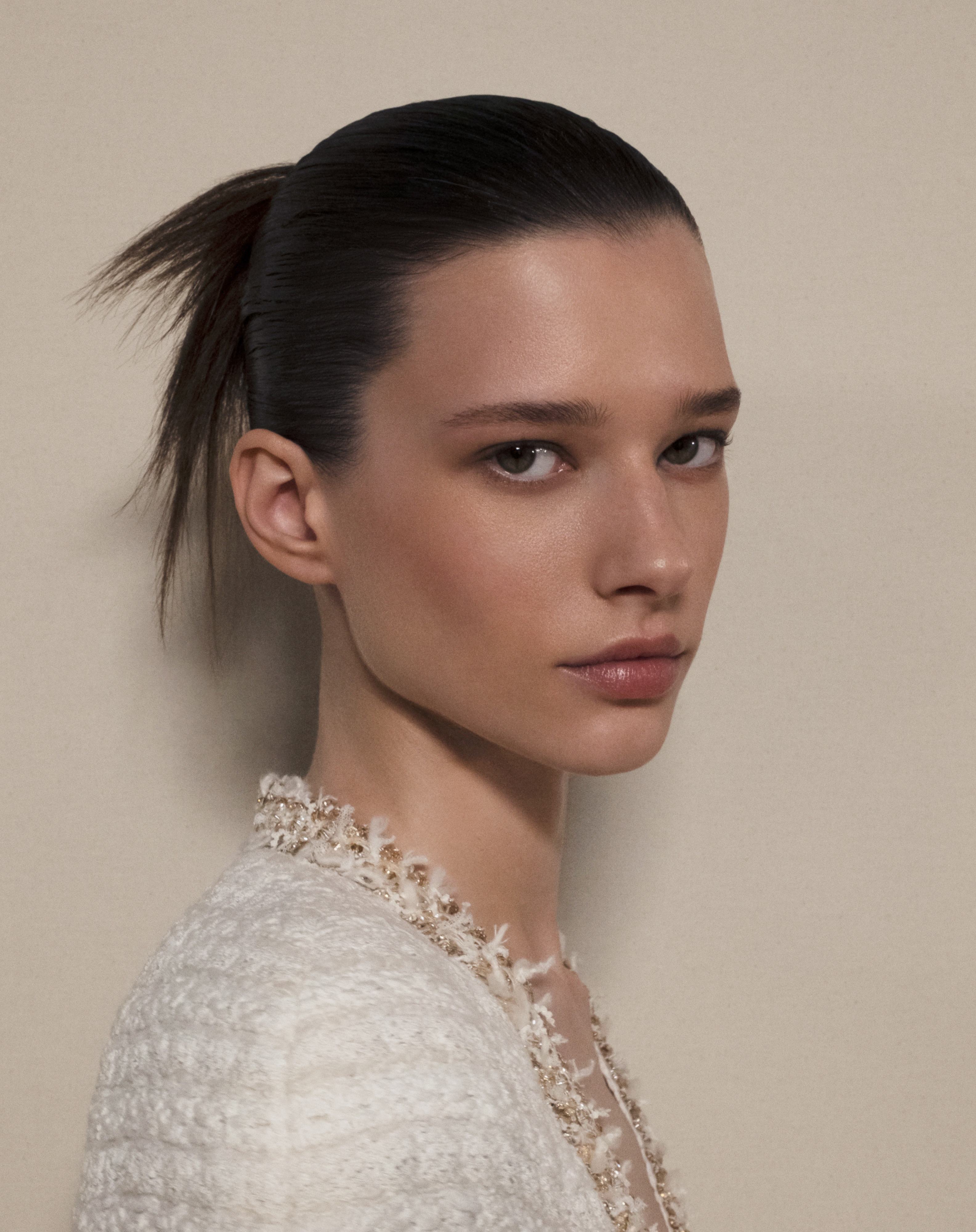 Passo a passo. Consiga a maquilhagem impecável das modelos do desfile da Chanel com estes 12 produtos