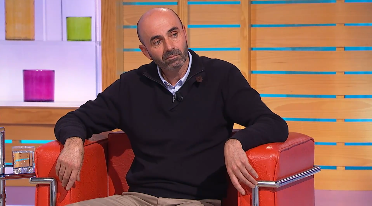 Juan tem 50 anos e nunca beijou uma mulher. Agora, um programa de TV quer ajudá-lo a encontrar o amor