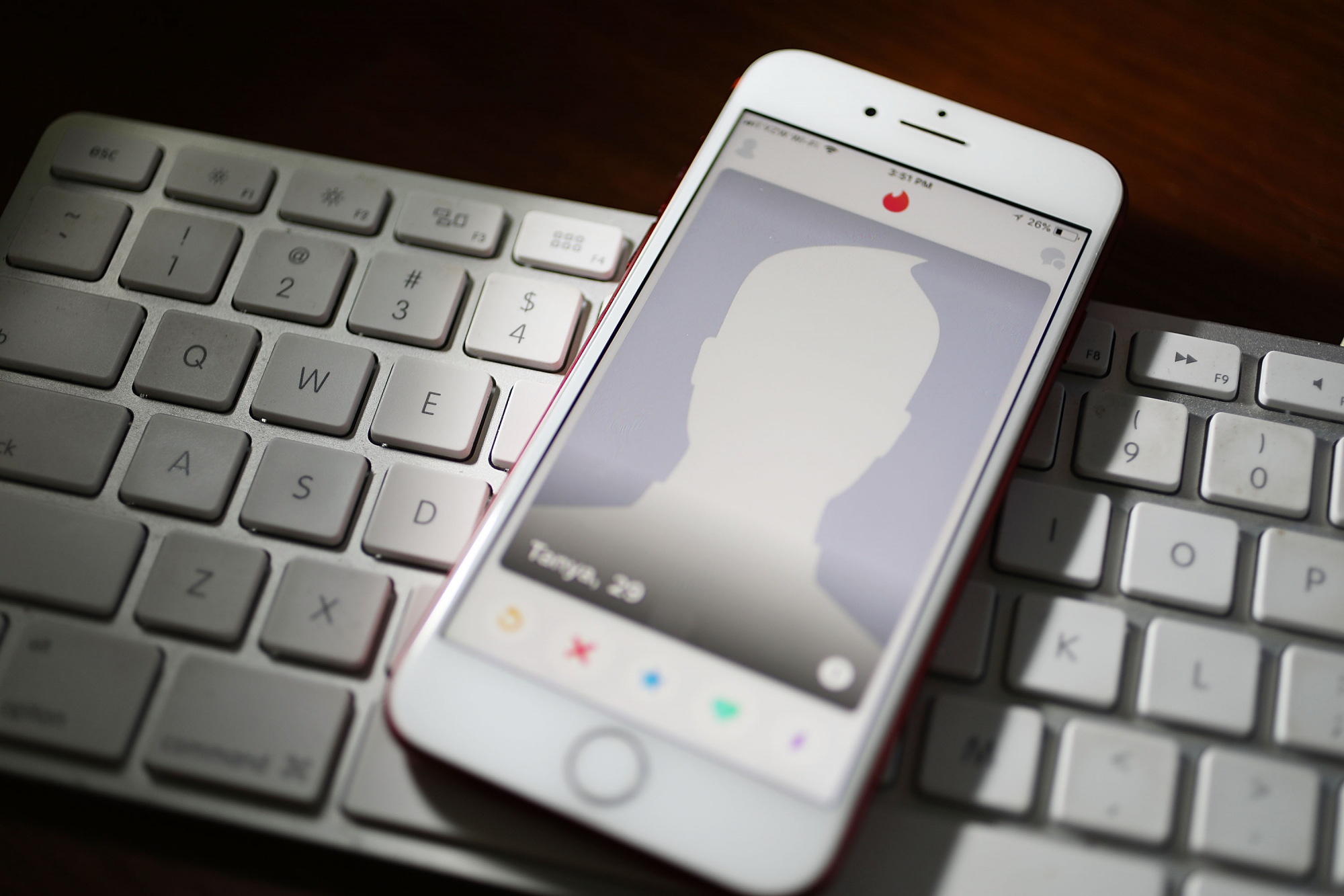 Estudo. Usar compulsivamente o Tinder pode fazê-lo sentir-se mais solitário