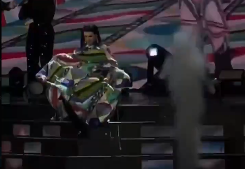 Que rainha! Laura Pausini esbardalha-se em escadas durante concerto e continua a cantar (VÍDEO)