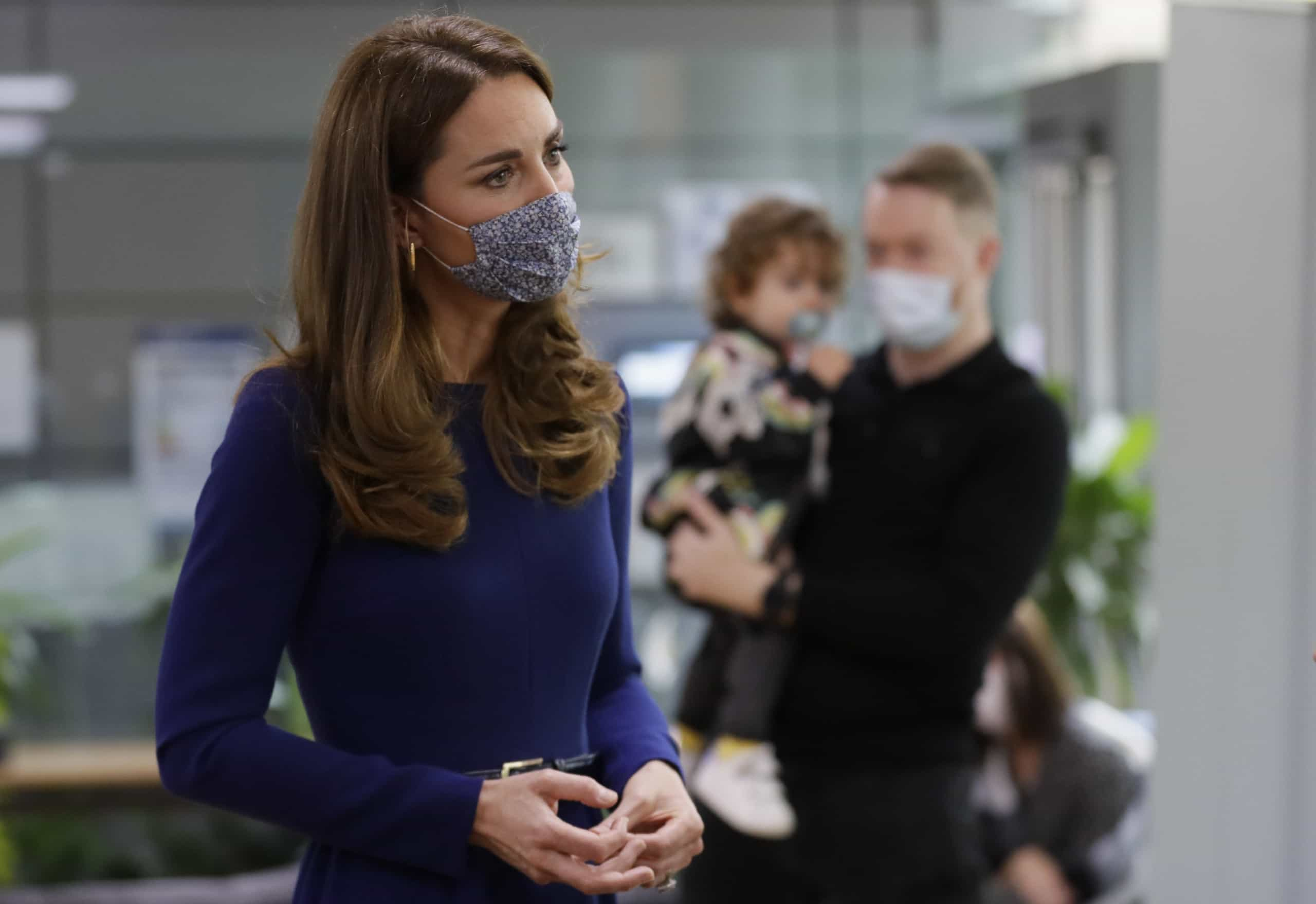 Kate Middleton encanta durante visita a associação de apoio infantil - Atualidade - SAPO Lifestyle