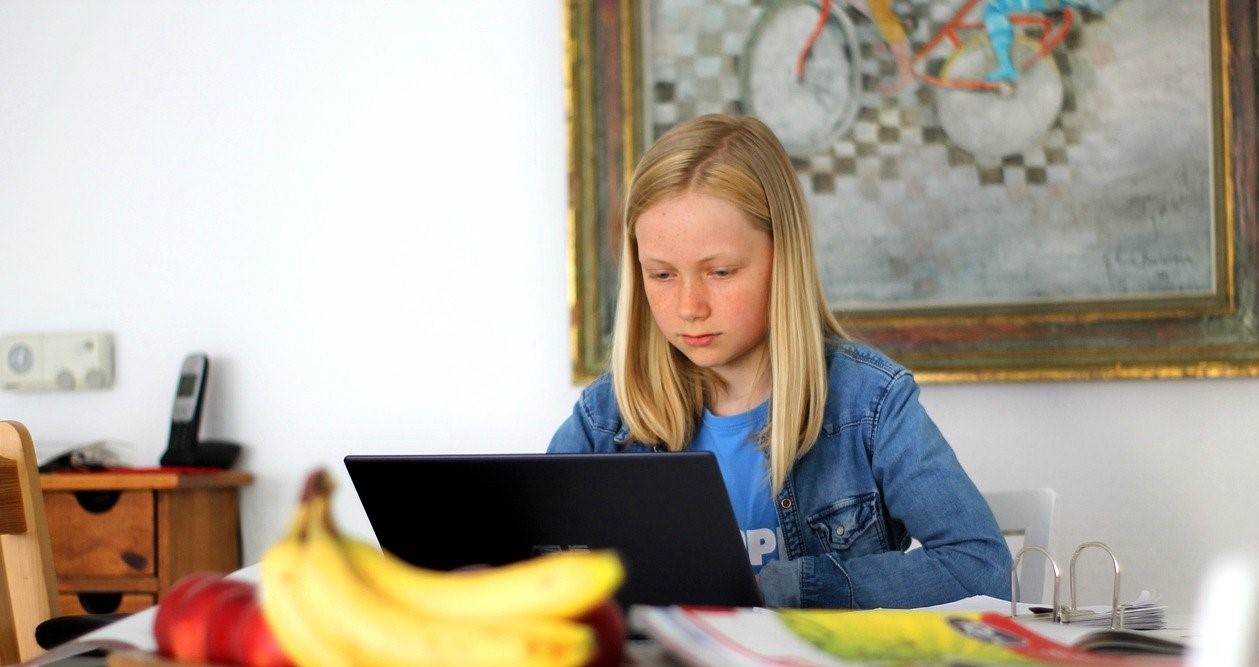 Escola Digital: Alunos do ensino básico começam a receber computadores esta semana