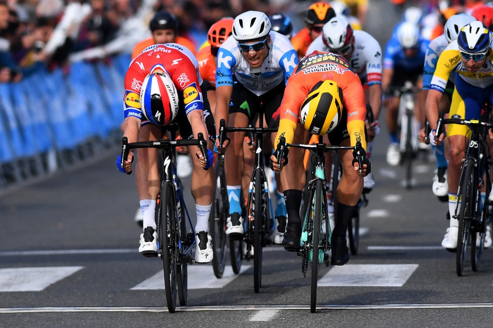 Ciclista holandês cai, leva 130 pontos na cara, e fica apenas com um dente