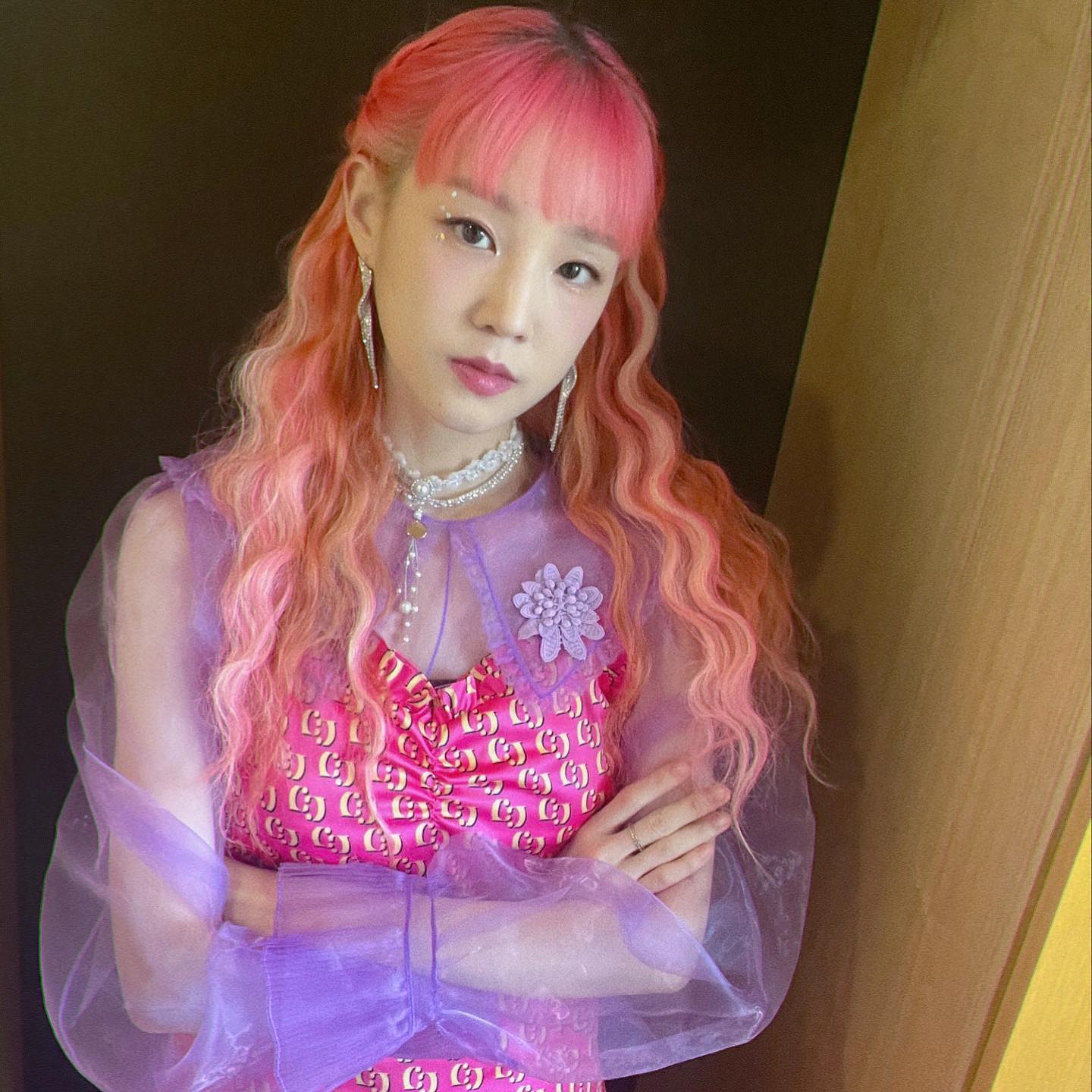 Cantora de K-pop de 30 anos morre em festa em casa de amigo. Autoridades investigam