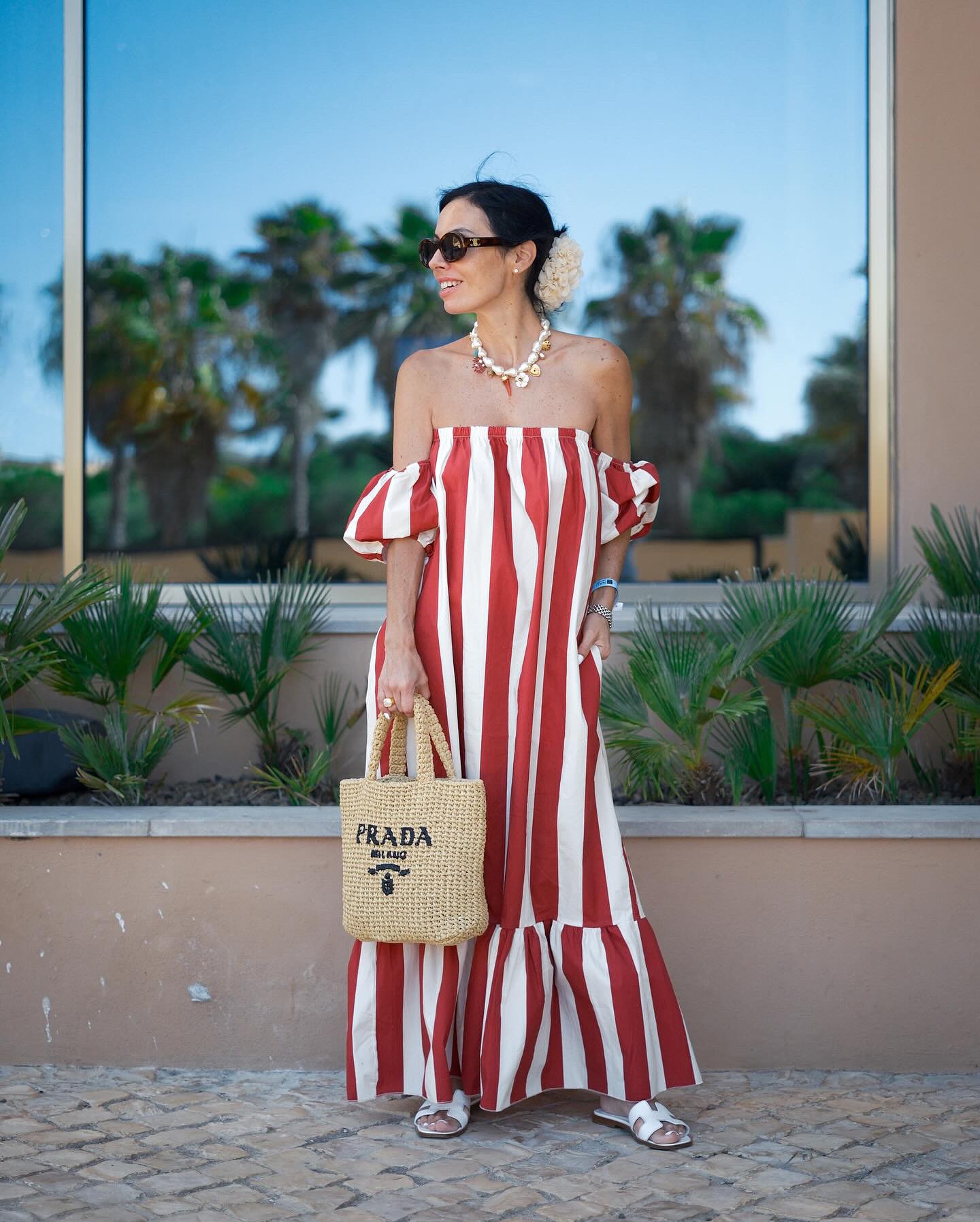 Fluido e colorido. O vestido de Mia Relógio grita verão – e nós dizemos-lhe de onde é e quanto custa