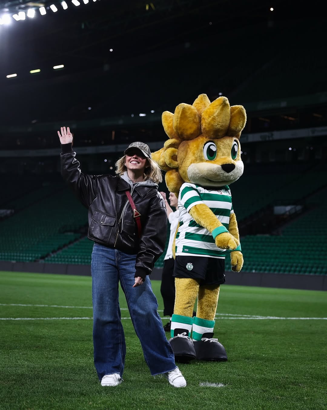 Veja as fotos de Sydney Sweeney em Alvalade. Atriz viu o jogo do Sporting com outros 2 famosos