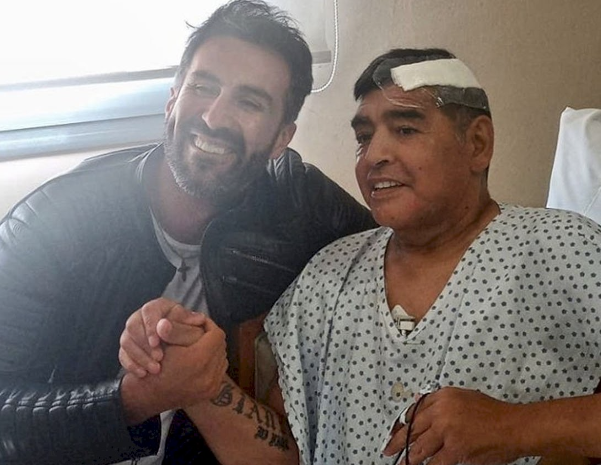 Adensa-se o mistério sobre a morte de Maradona. Polícia faz buscas à casa de médico do ex-jogador