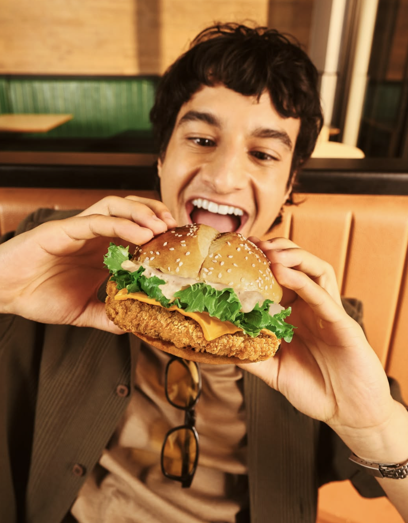 Crocante por fora e assado por dentro. Novo hambúrguer do Burger King vai pôr os amantes de frango a delirar