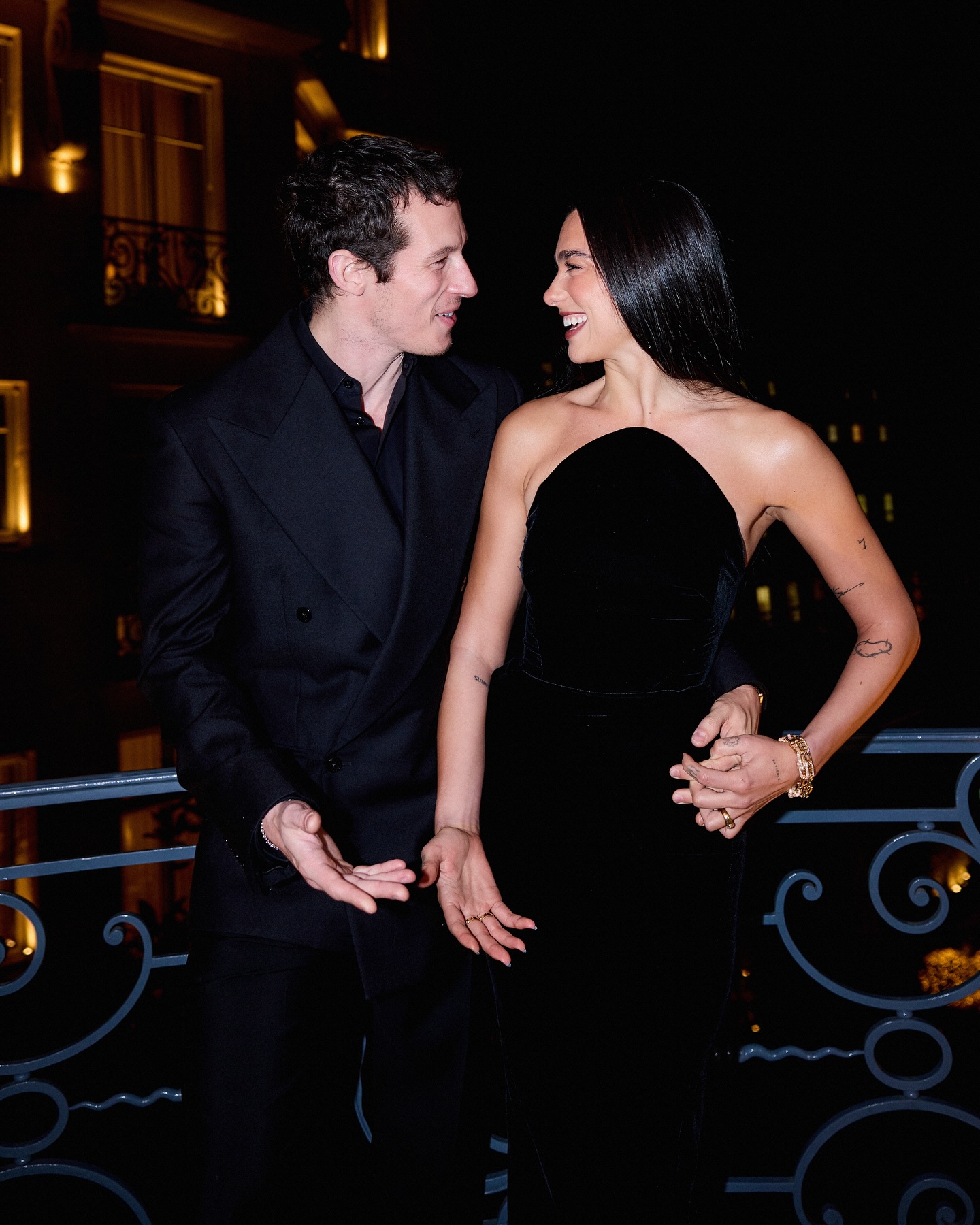 Dua Lipa e Callum Turner estão noivos. As 20 fotos mais amorosas e românticas do casal