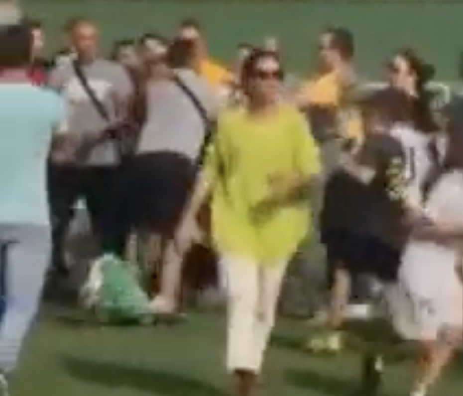 Árbitro menor de idade agredido em campo por espectador. Agressor era pai de um dos jogadores (VÍDEO)