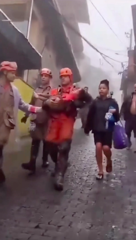 Pai dá a vida pela filha de 4 anos em desabamento de casa. Veja o vídeo do resgate da criança após 15 horas soterrada