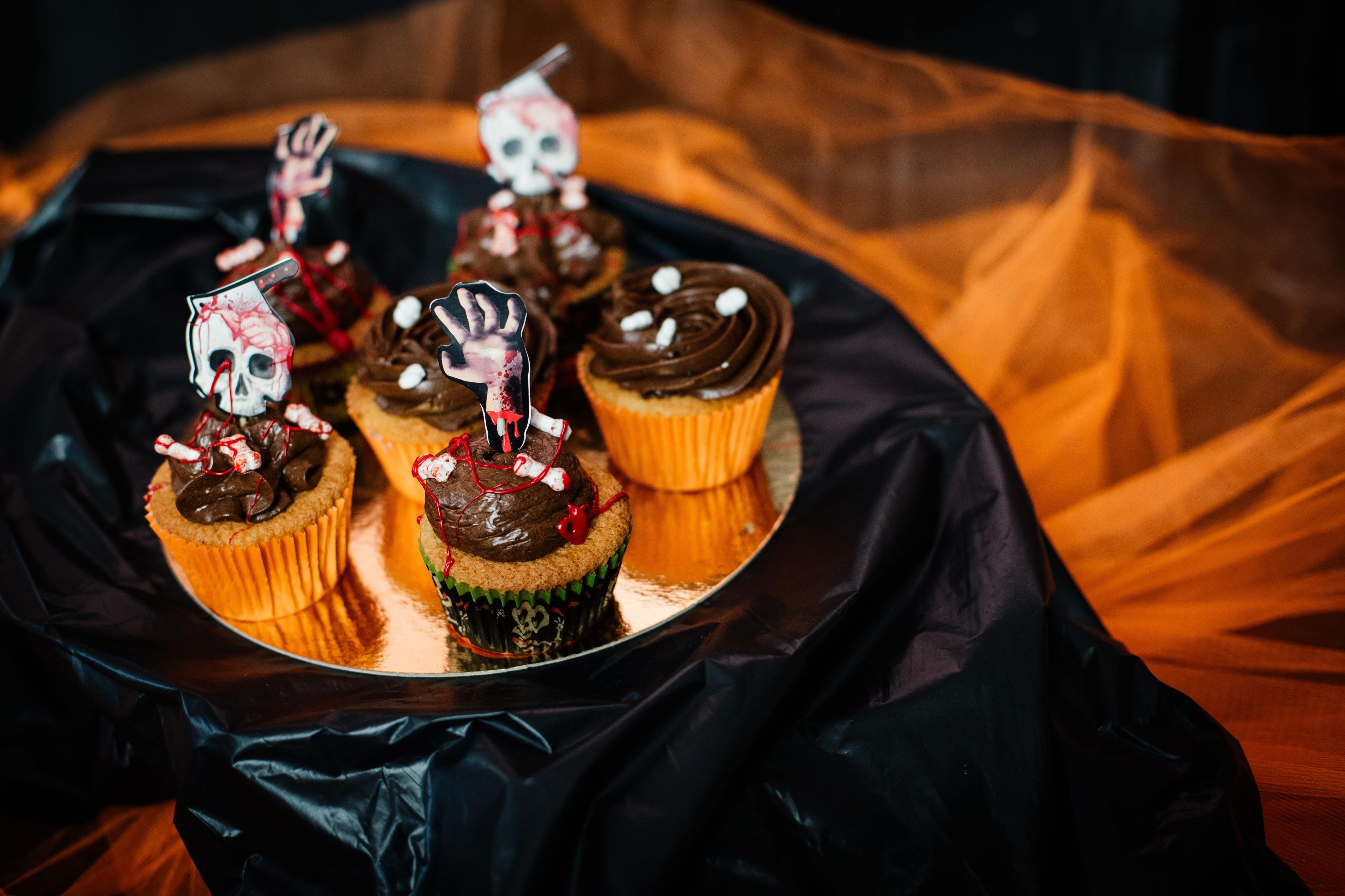 Festa de Halloween não é festa de Halloween sem brigadeiros e estes donuts do “Stranger Things”