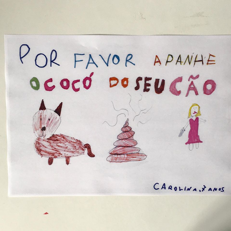 Criança de 7 anos espalha desenhos para pôr fim ao cocó de animais na rua