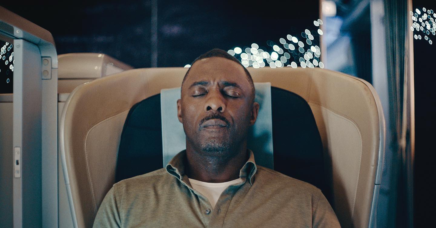 “Hijack”. Esta nova série é um thriller em tempo real que tem Idris Elba como protagonista e que ninguém está a ver