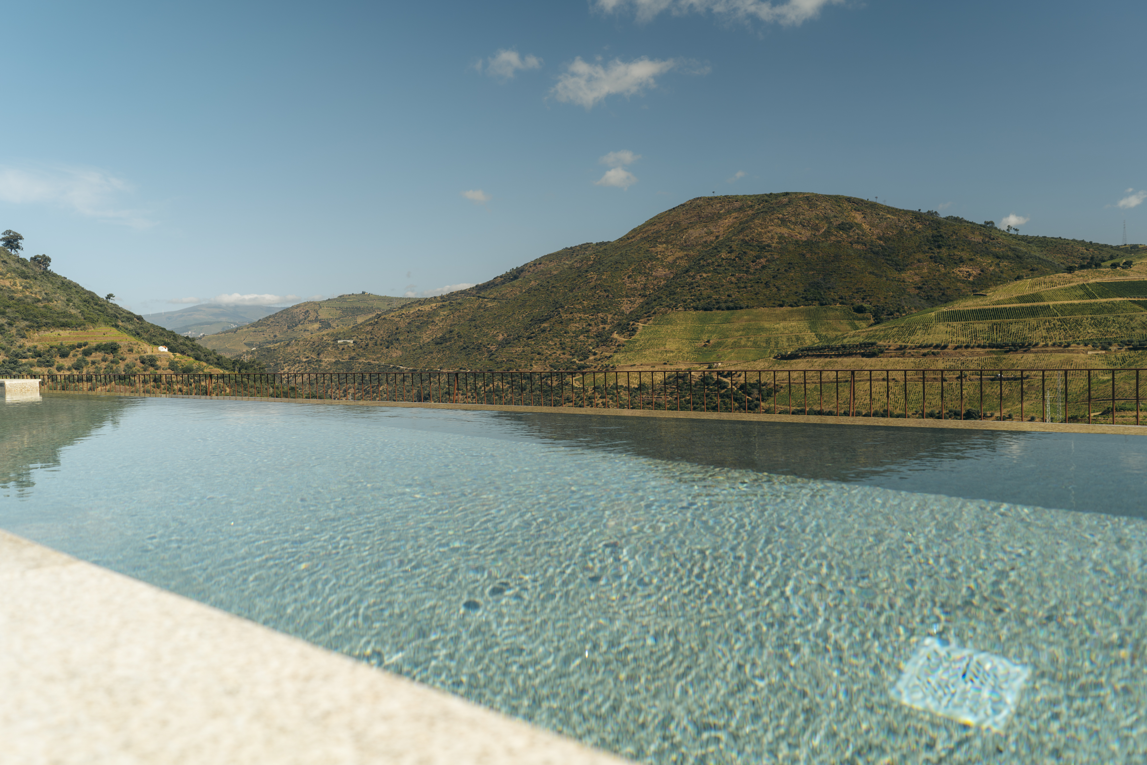 O Douro Wine Hotel & Spa é uma janela para o rio – e tem uma infinity pool com vista para os socalcos