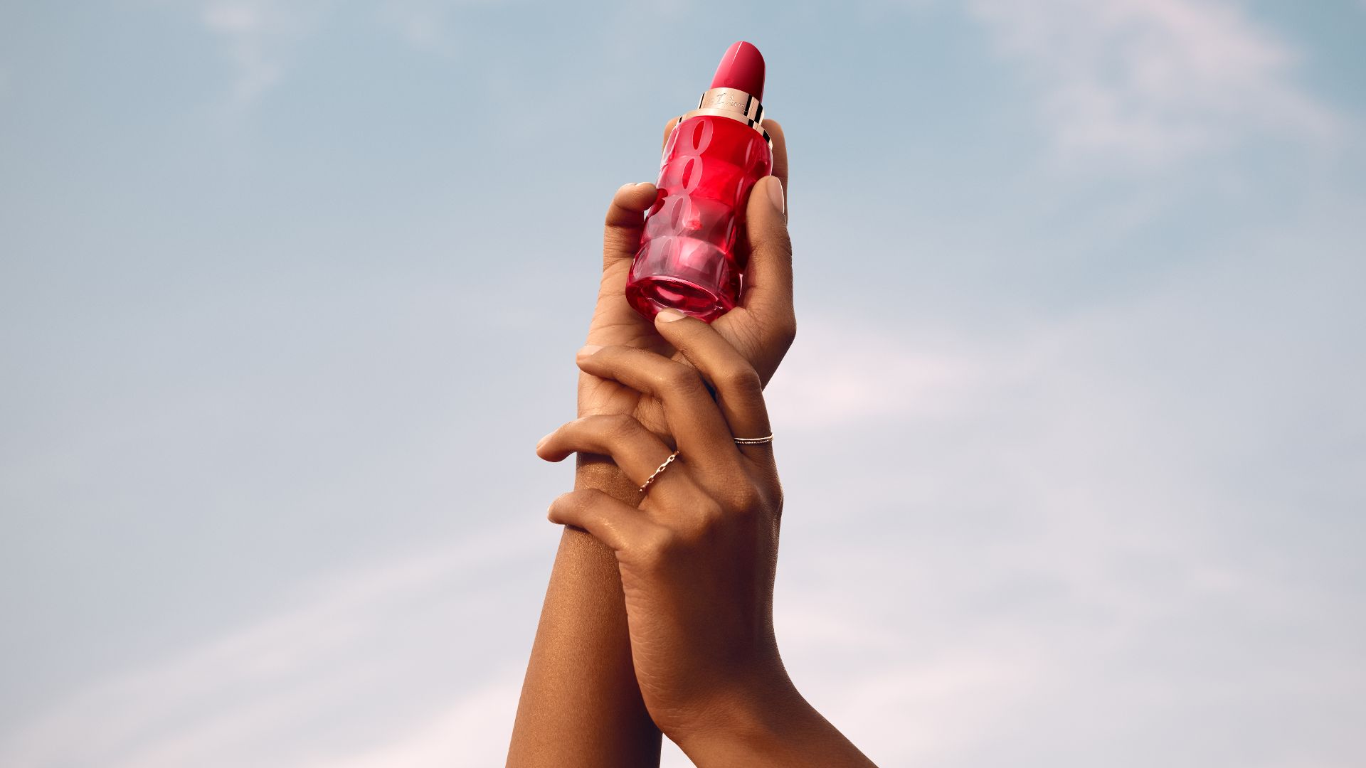 O icónico frasco do batom está de volta. Cacharel tem um novo perfume perfeito para o verão