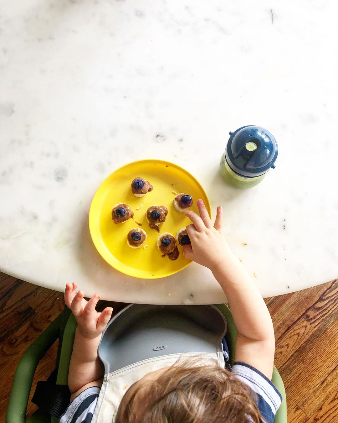 Mini sanduíches de banana. Receita de snacks saudáveis para os miúdos