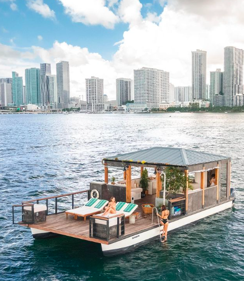 Esta casa que flutua é, afinal, um barco para festas de arromba (e pode ter DJ ao vivo). Saiba preços