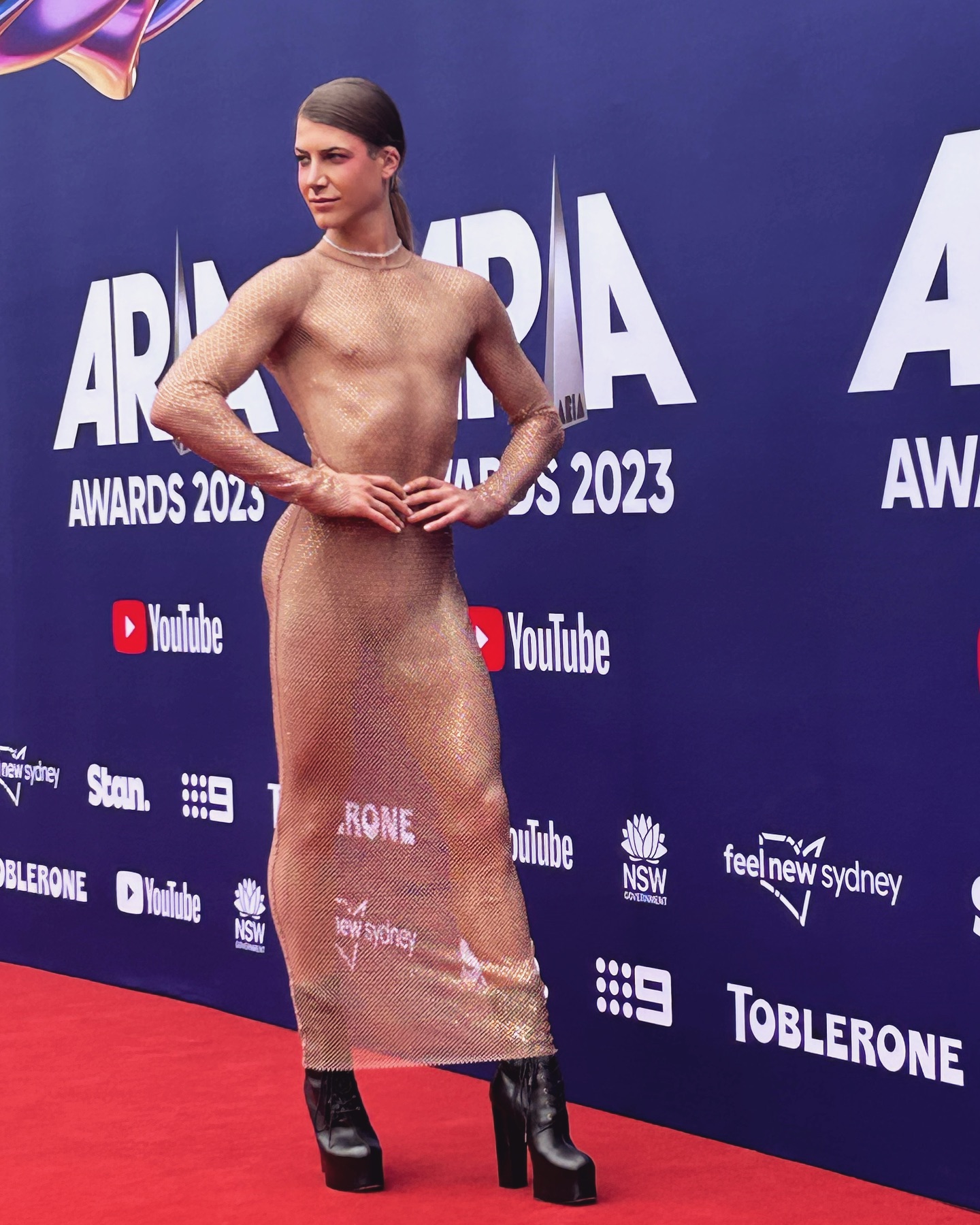 Modelo australiano criticado por usar vestido transparente. Eis 16 famosas que celebrizaram o naked dress
