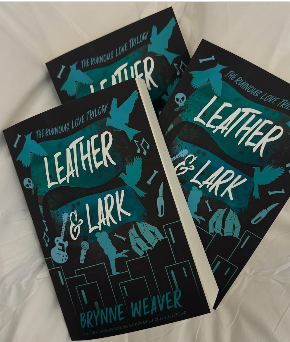 Um assassino, uma cantora e um casamento forçado. Não pode perder este novo romance misterioso