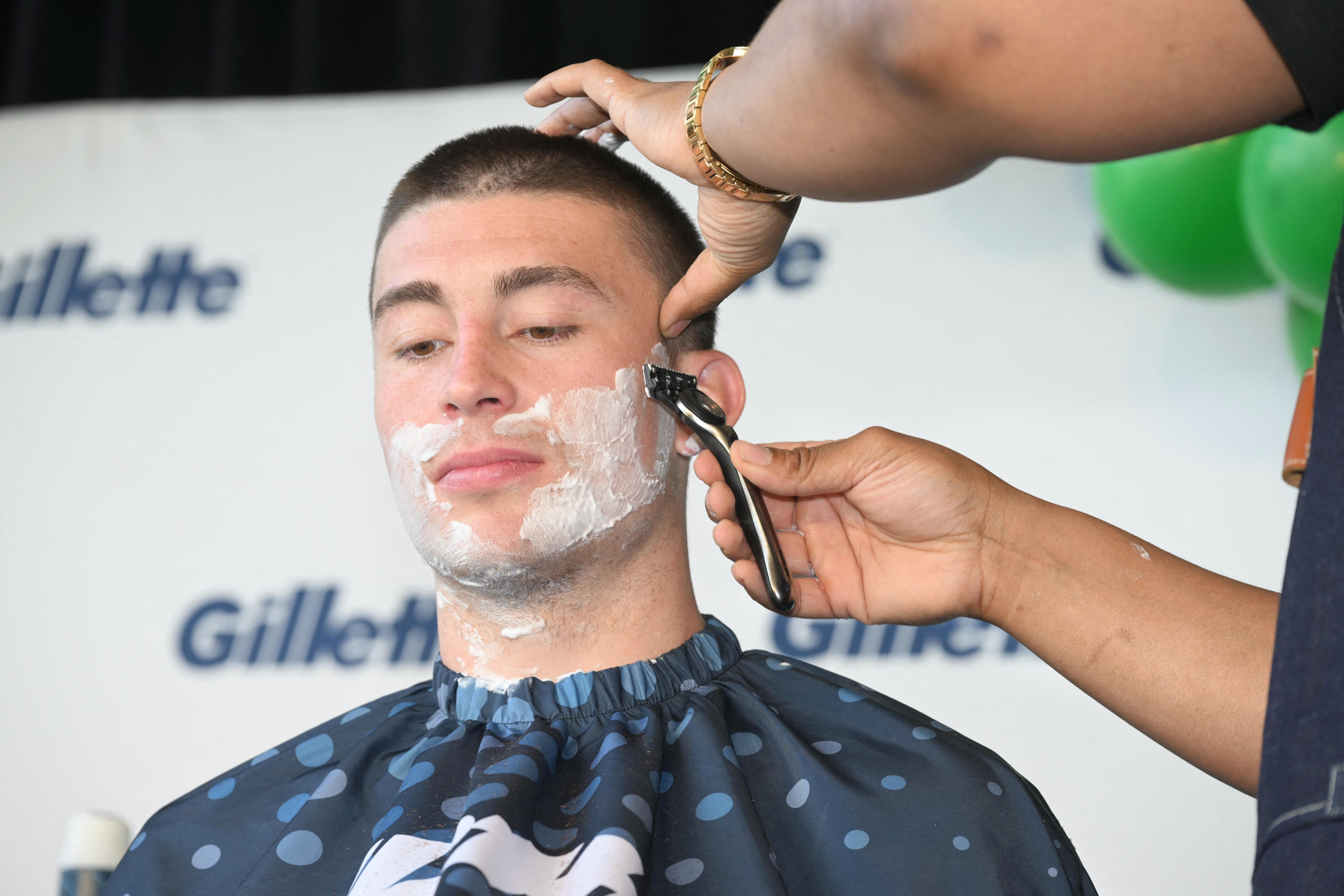 Fazer a barba ou a depilação com lâmina torna o pelo mais forte?