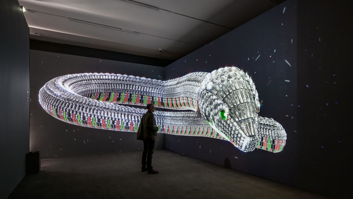 Uma cobra gigante, feita de platina e diamantes, é a atração principal da nova exposição da Cartier