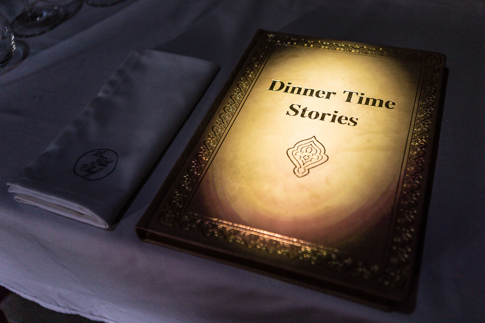 Dinner Time Story. Seis pratos reais servidos por um chef em holograma