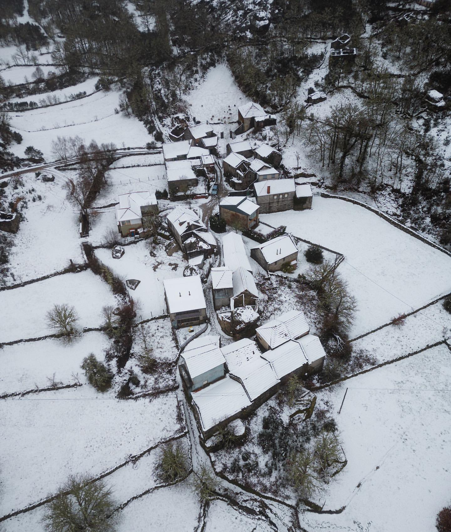Este influenciador digital comprou “meia aldeia” em Portugal. Agora, quer transformá-la no melhor alojamento no Gerês