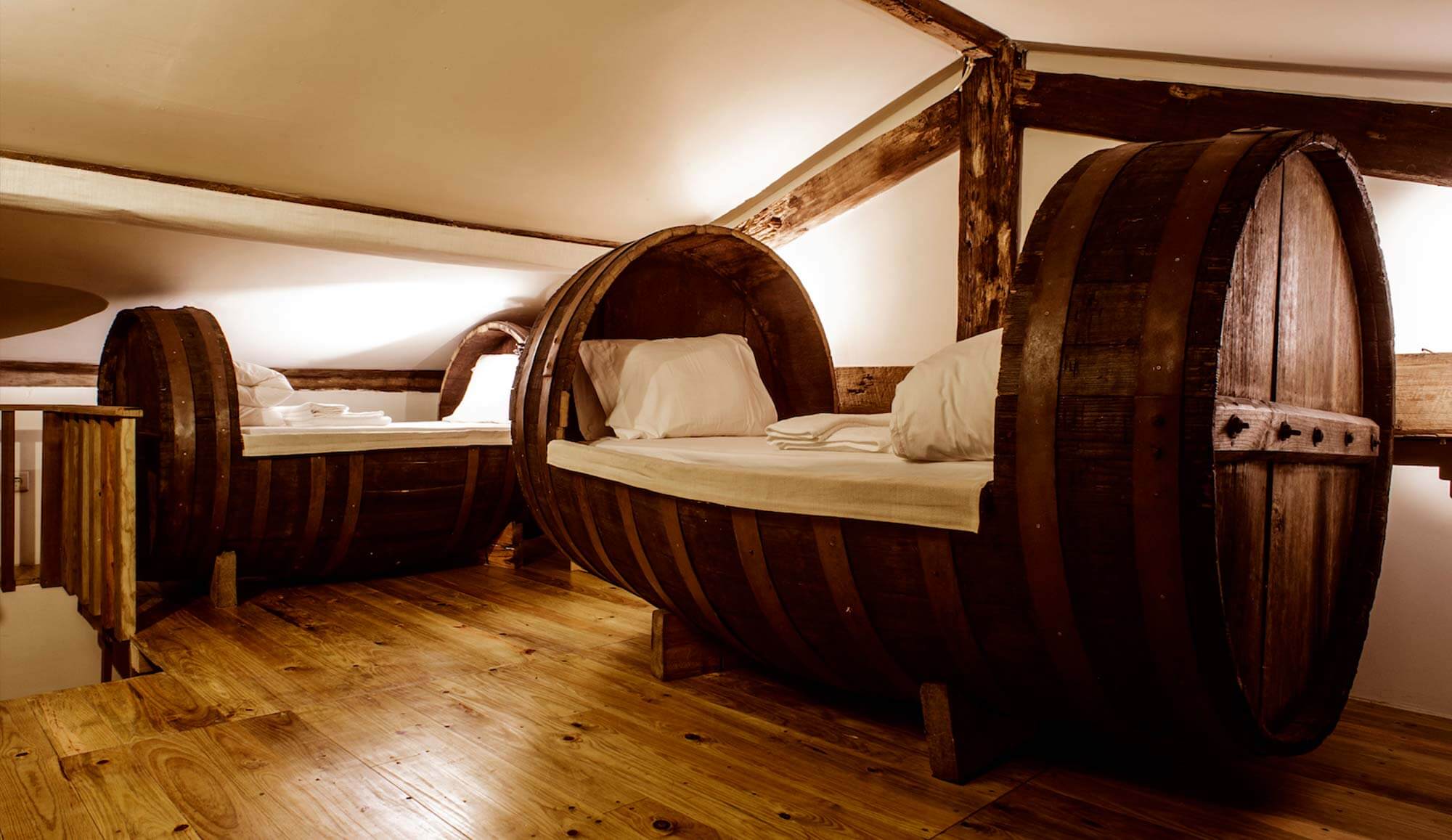 Este alojamento português tem camas em barris de vinhos — e já foi premiado. Veja as fotos originais