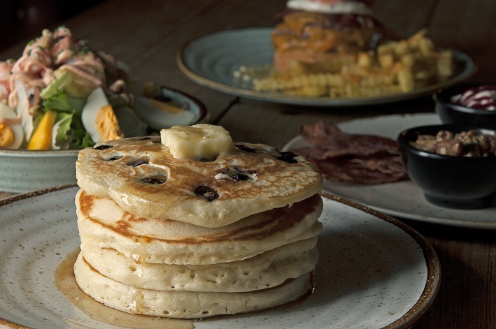 Ressaca Brunch. A cura serve-se à mesa do Guilty by Olivier com mac and cheese, panquecas e milk shake