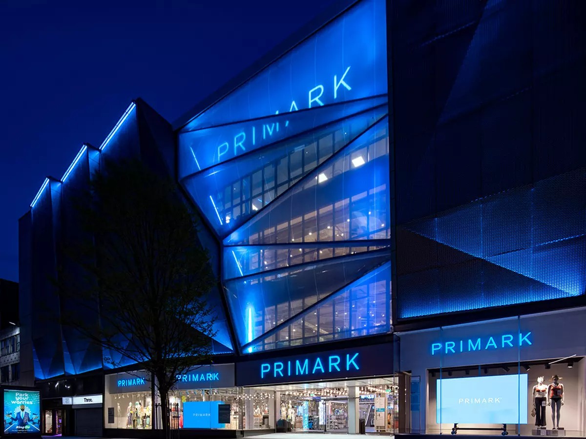Pais de menores de 12 anos podem folgar aos fins de semana. Supremo dá razão a funcionária da Primark