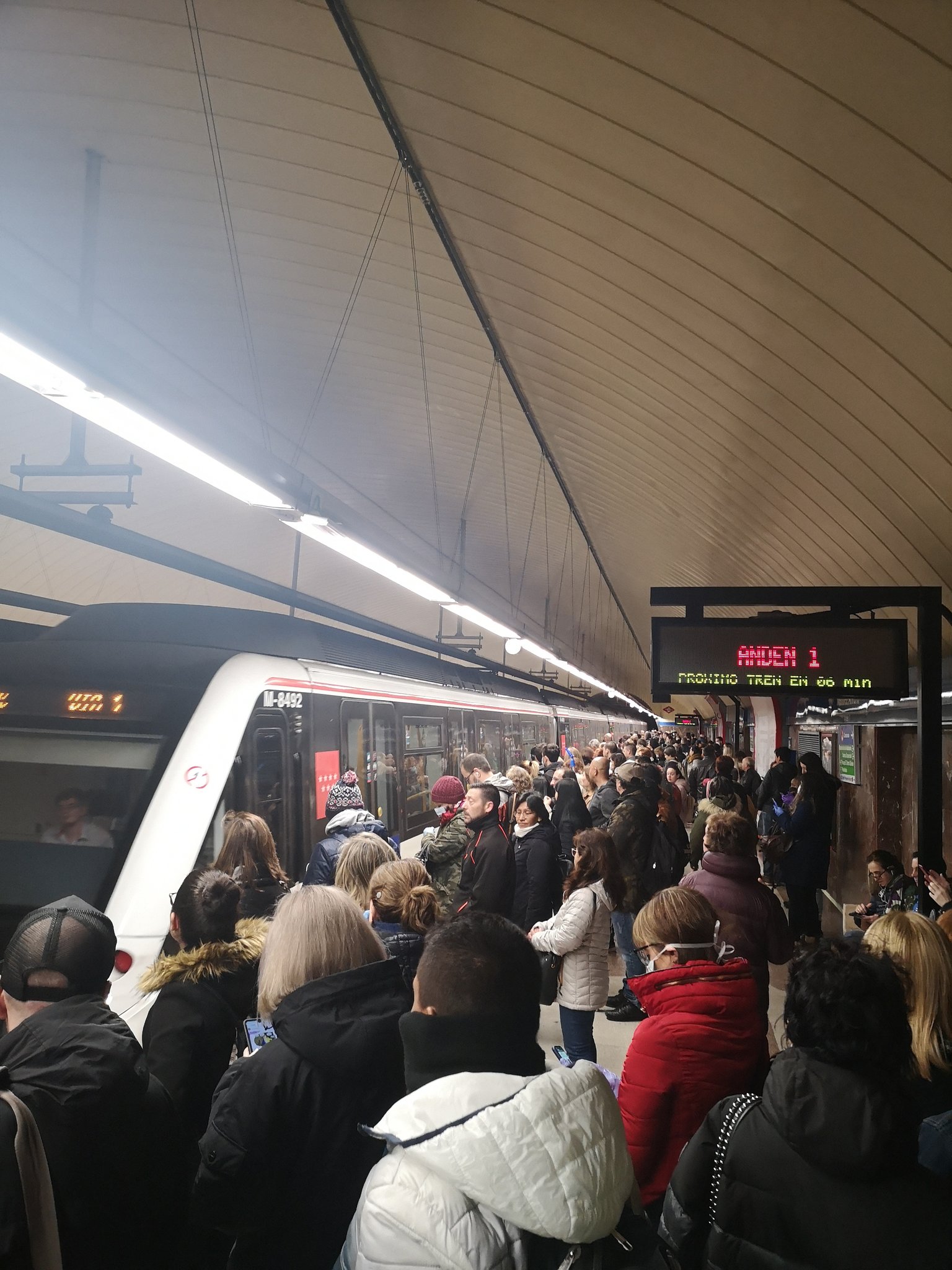 COVID-19. Metro de Madrid a abarrotar no primeiro dia em estado de emergência