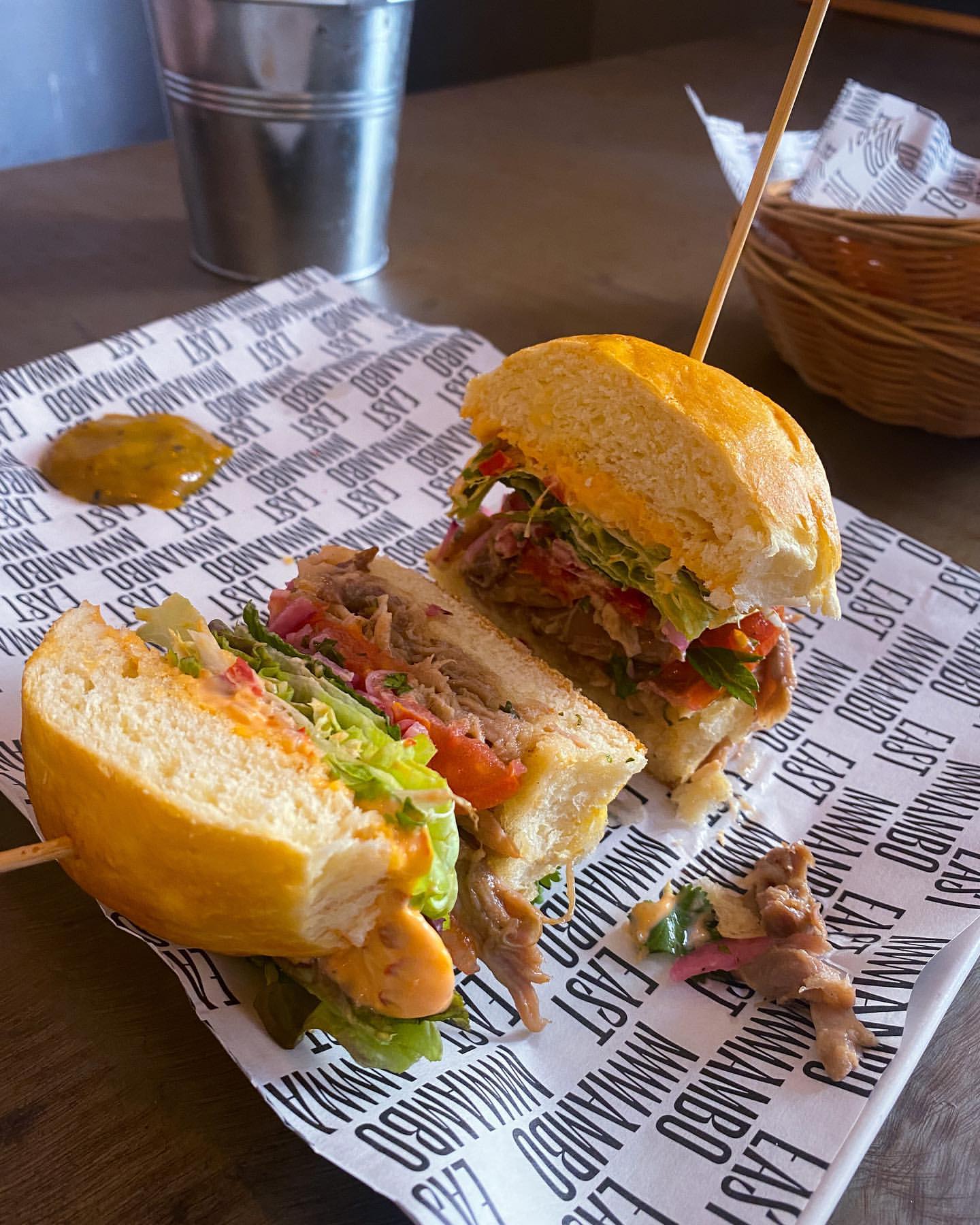 West Mambo. Estas sandes (e as batatas, e os molhos) são quase uma experiência religiosa