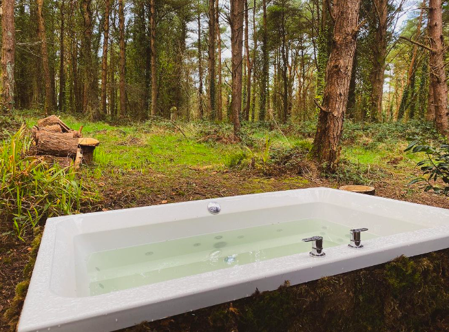 Esta banheira no meio da floresta vem acompanhada de uma cabana deslumbrante. Saiba onde fica