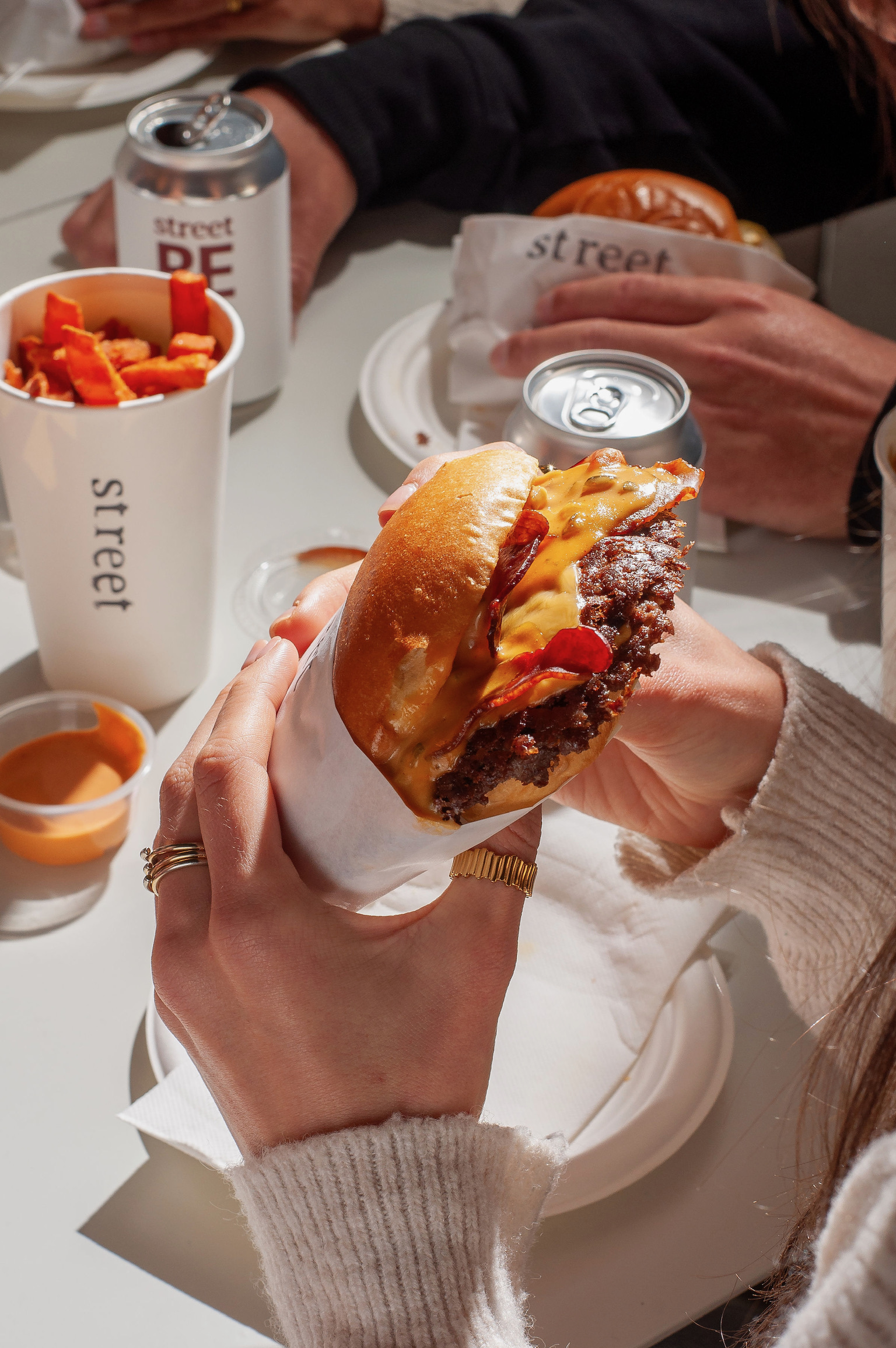 Os gulosos hambúrgueres da Street chegam a mais uma nova localização — e há 100 à borla