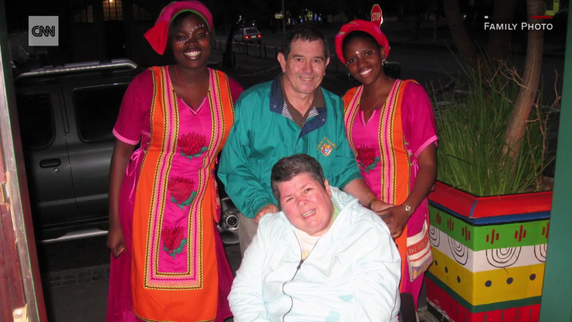 Disseram-lhe para meter a mulher num lar. Ele levou-a a viajar pelo mundo