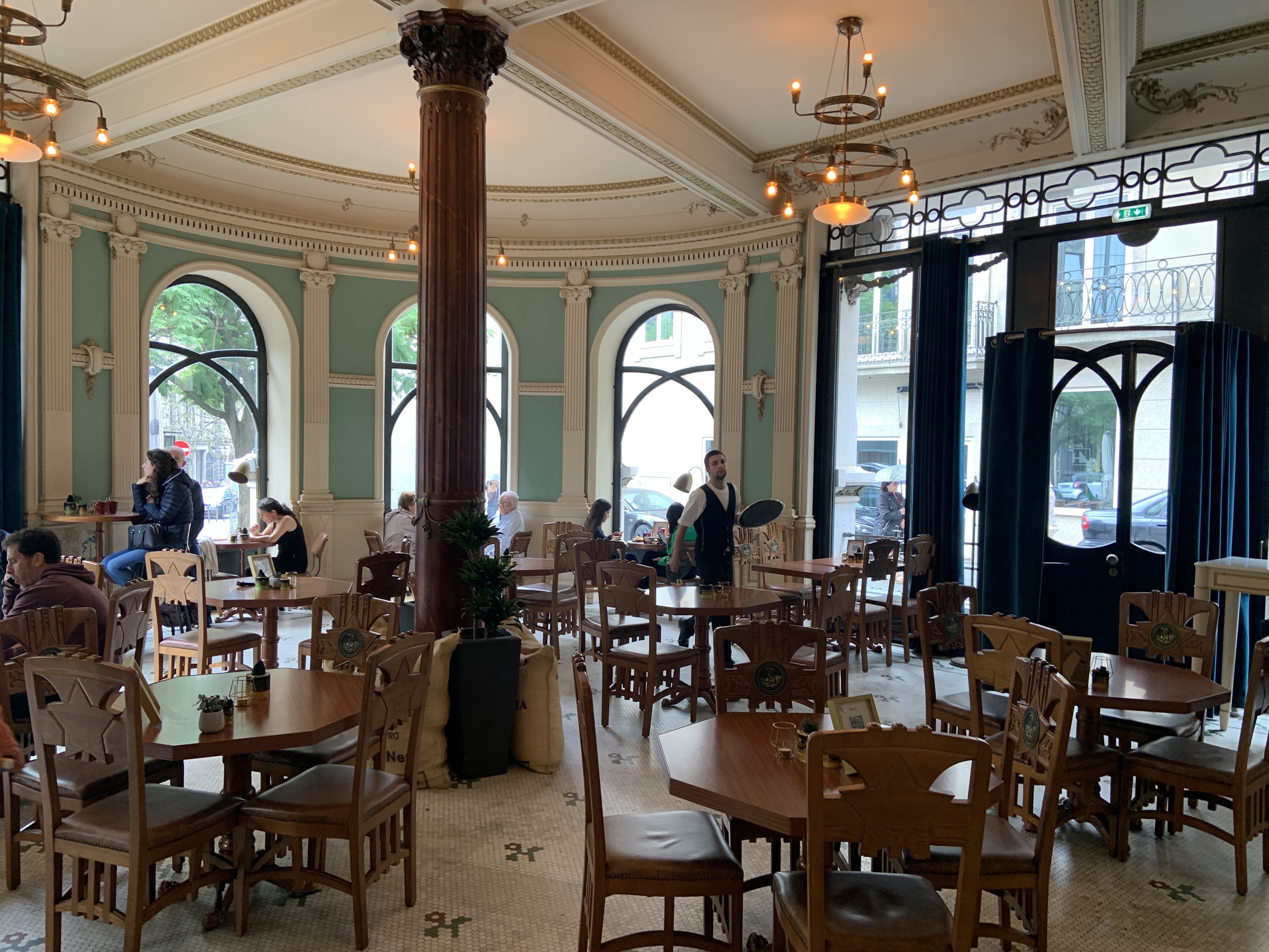 A Brasileira abriu há 119 anos. De um café cuspido para o chão ao local de eleição de elites e turistas