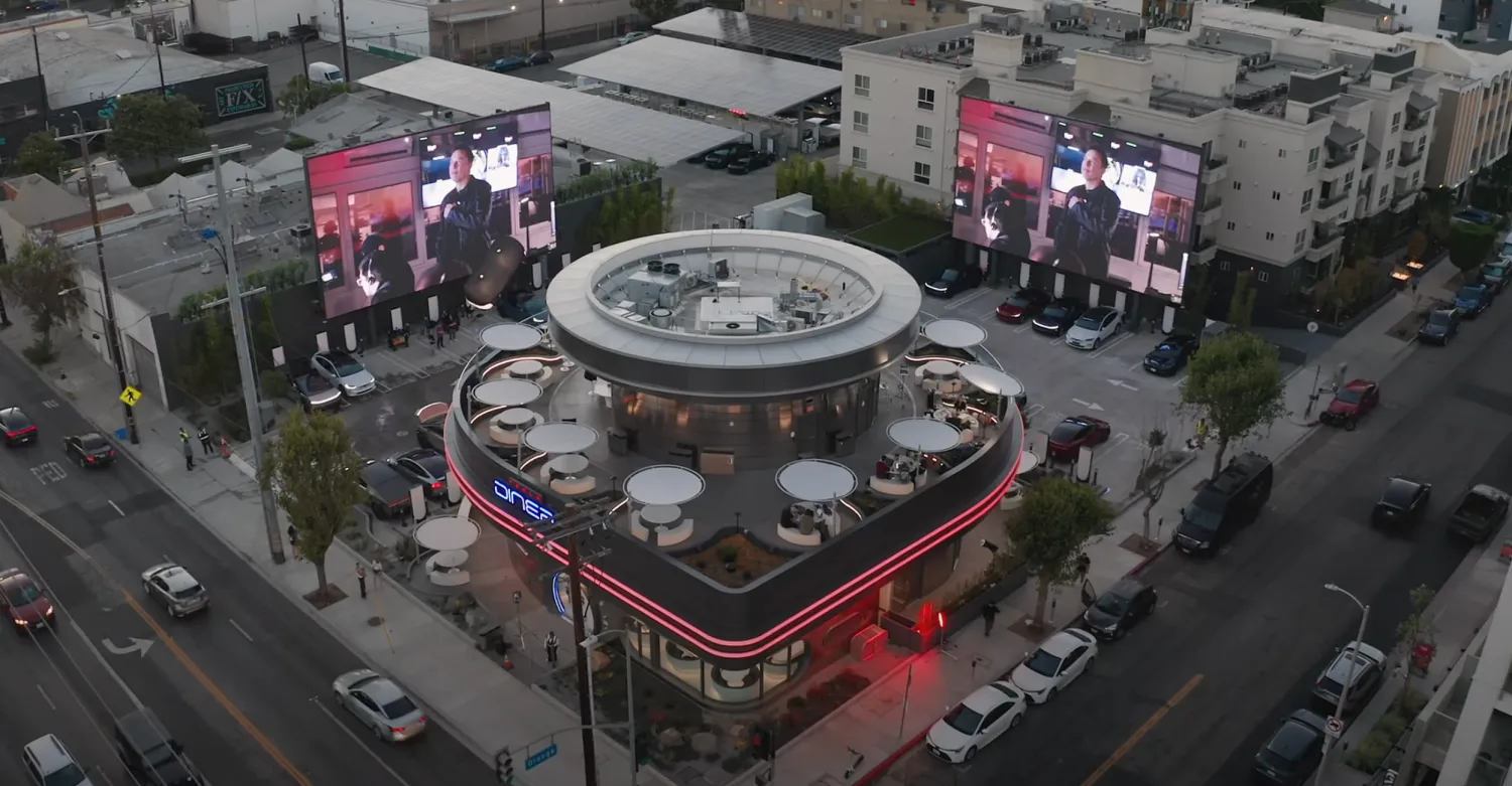 Comer e ouvir música enquanto carrega o automóvel? Tesla inaugura restaurante retro-futurista em Hollywood