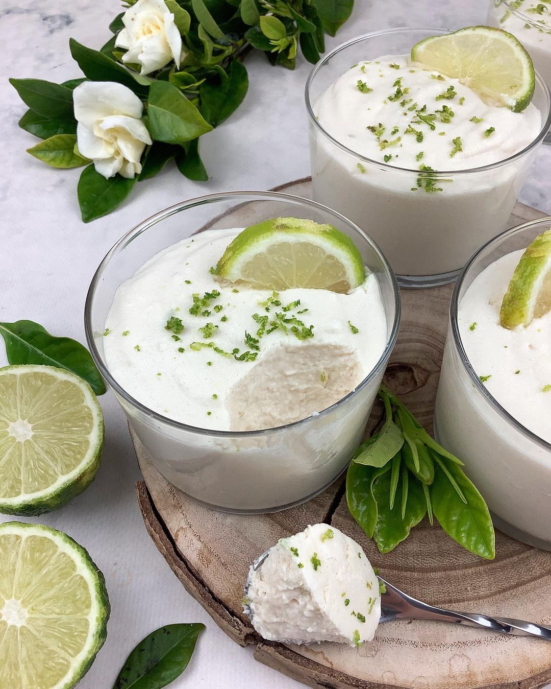 Só precisa de três ingredientes e 20 minutos para fazer esta mousse de lima deliciosa