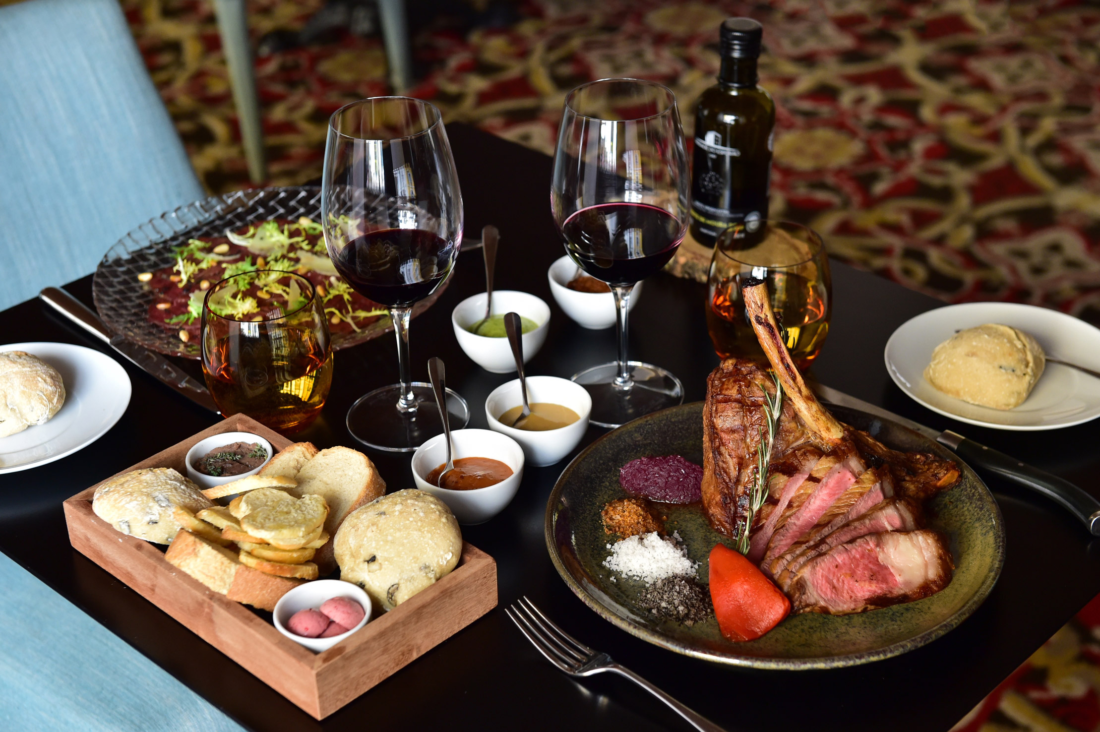 Gosta mesmo do seu vinho? Neste restaurante, pode levá-lo para acompanhar os cortes de carne