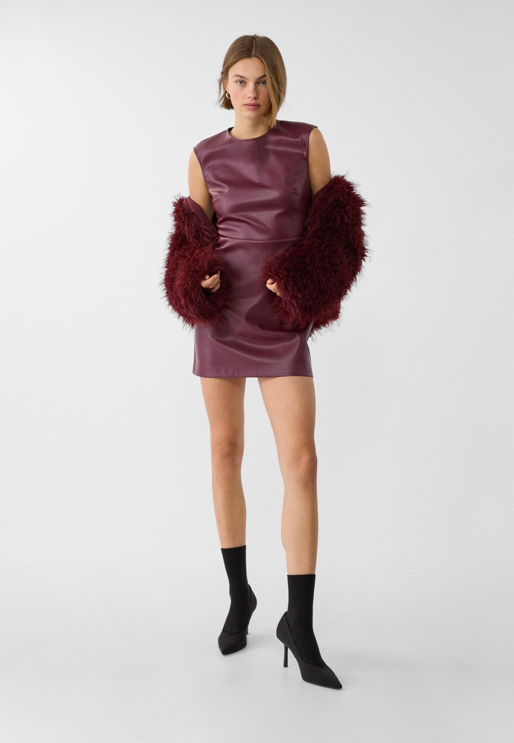 Giro, barato e tendência. Estamos rendidos a este vestido da Stradivarius — que já está a esgotar