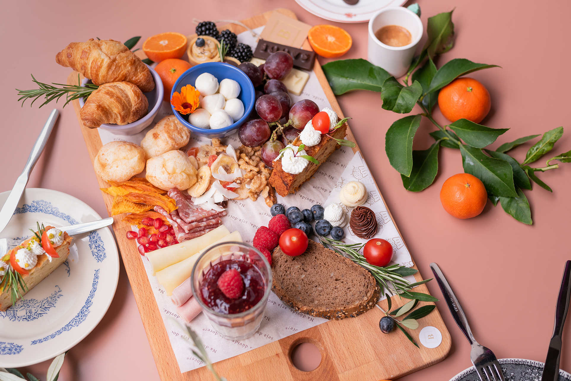 Brigadeirando já tem brunch — há brigadeiro, mas também bolos salgados divinais