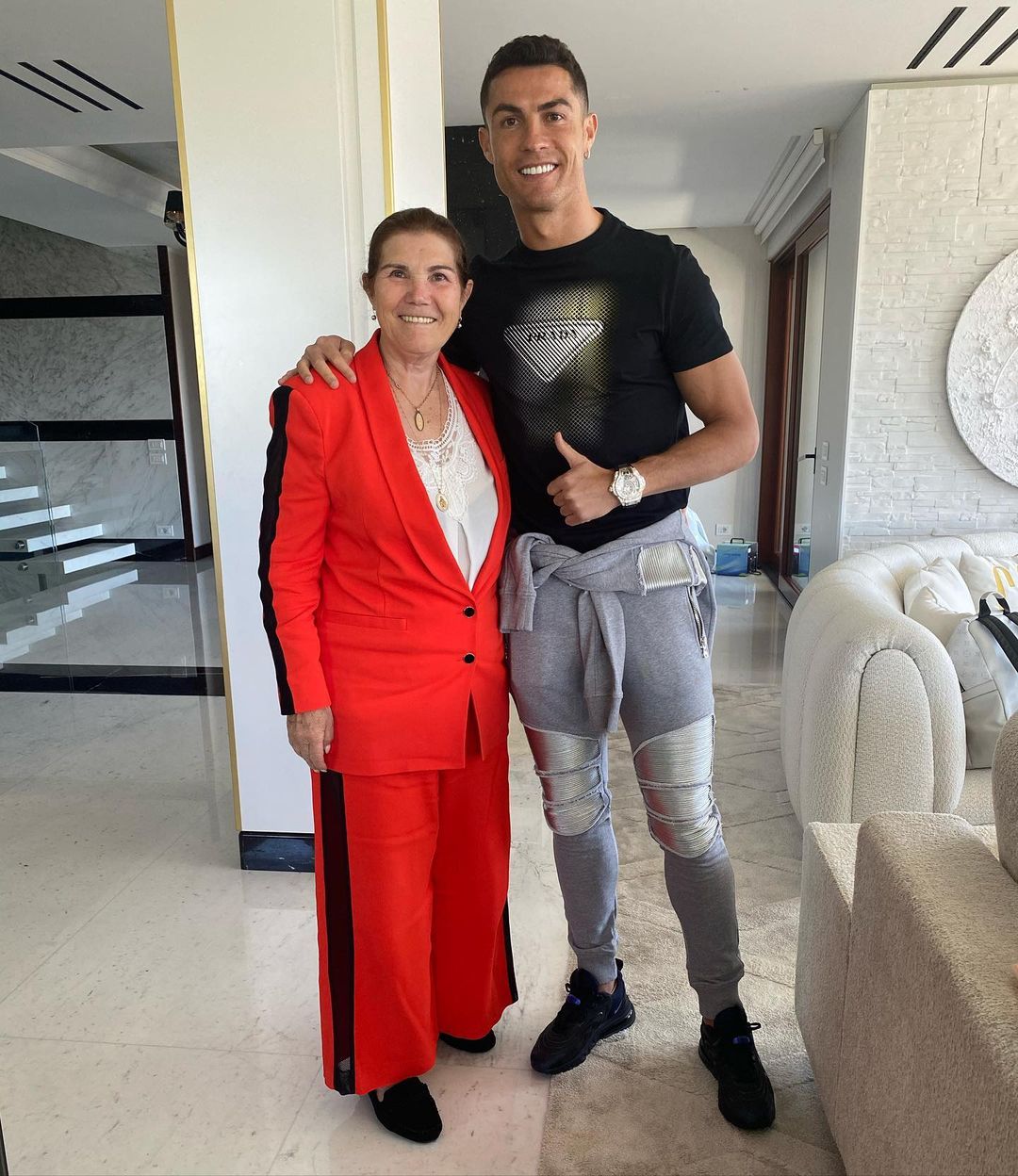 Dolores Aveiro revela momento insólito ao ver CR7 jogar. “Caí e parti os dentes da frente”