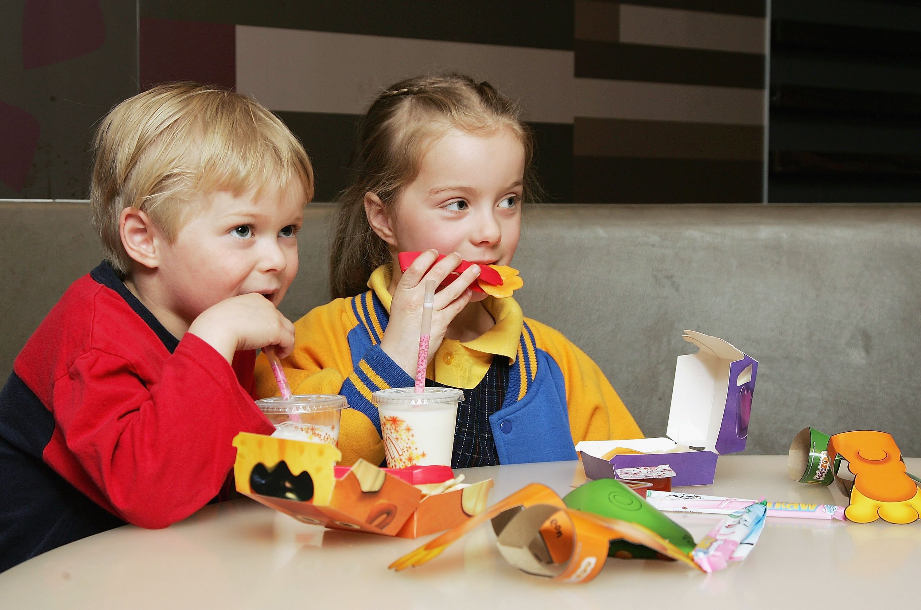 O Happy Meal faz 40 anos. Do hambúrguer carregadinho de sal à era dos brinquedos sem género