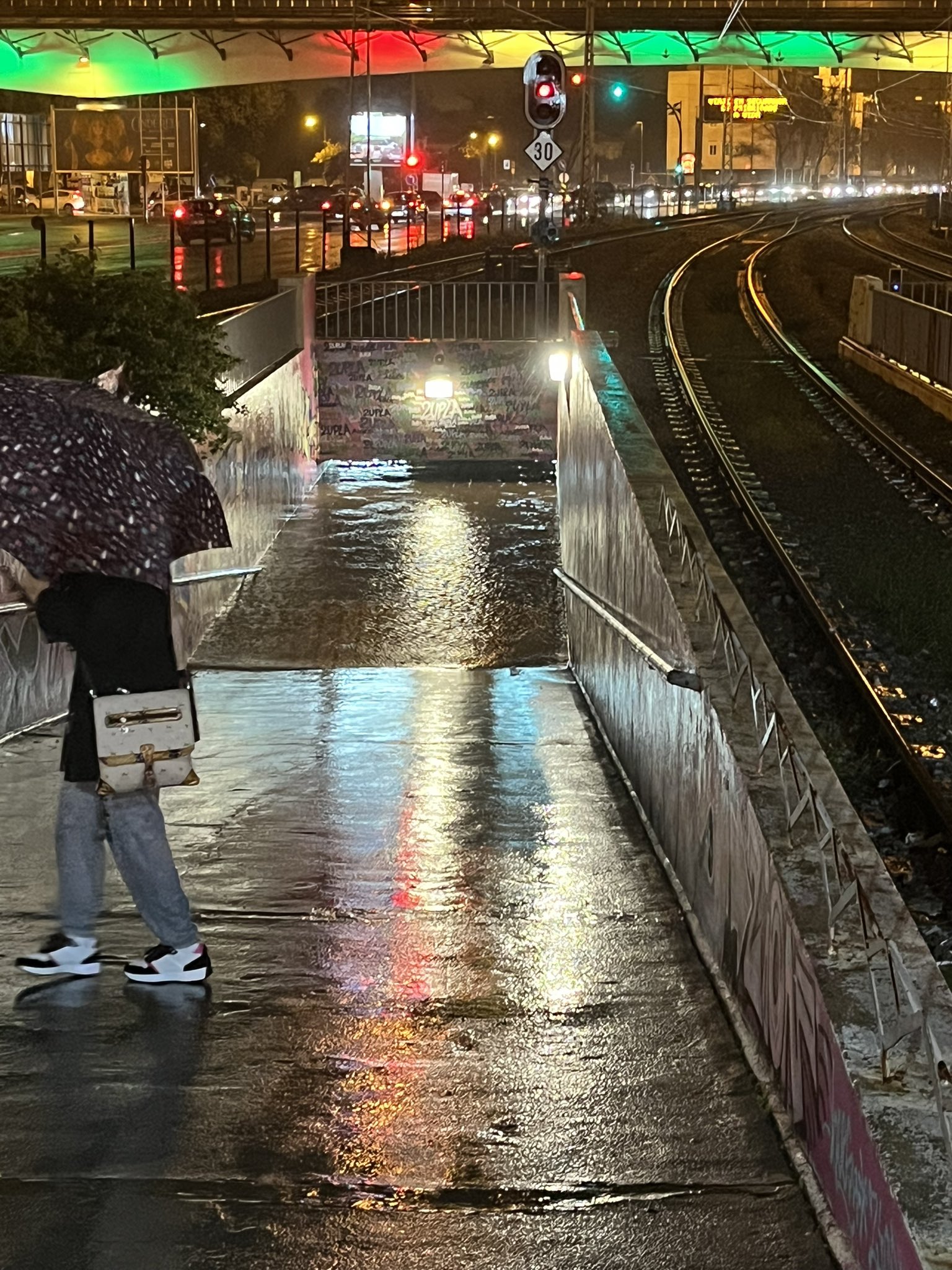 Mau tempo mata mulher de 55 anos em Algés. Veja que alertas estão em vigor e as imagens do caos