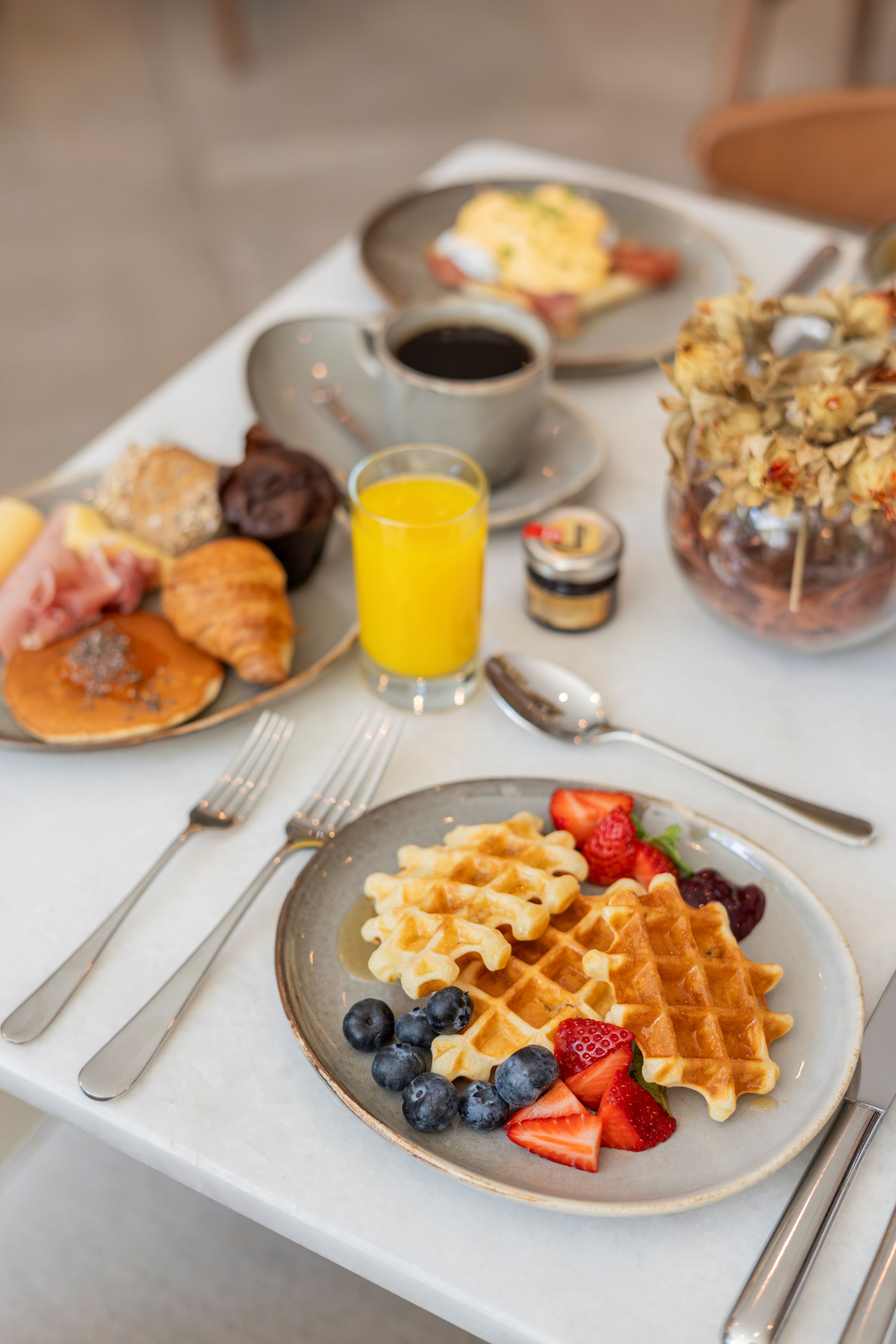 No novo brunch em Matosinhos, vai poder fazer o seu próprio waffle e ver os pães a crescer no forno